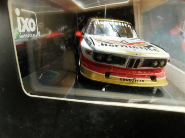 BMW 3.5 CSL GR.5 N4 ROUGE BLANC ET OR 1976 IXO 1/43 – Image 3