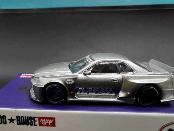 NISSAN SKYLINE GT-R R34 KAIDO WORKS SHINJUKU V1 GREY MINI GT 1/64 EME – Image 3