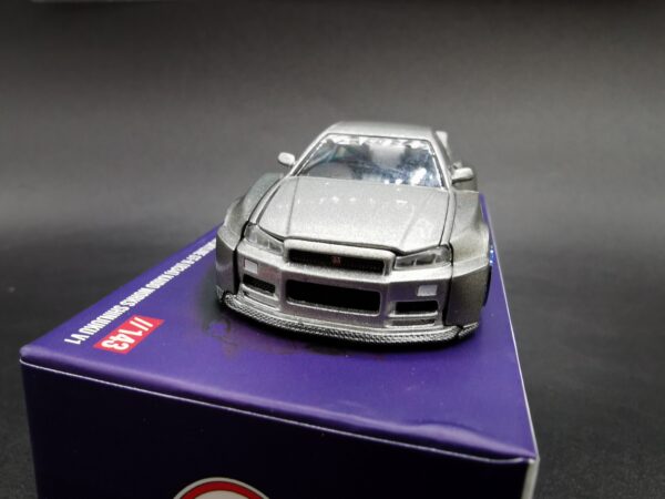 NISSAN SKYLINE GT-R R34 KAIDO WORKS SHINJUKU V1 GREY MINI GT 1/64 EME – Image 5
