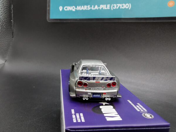 NISSAN SKYLINE GT-R R34 KAIDO WORKS SHINJUKU V1 GREY MINI GT 1/64 EME – Image 6
