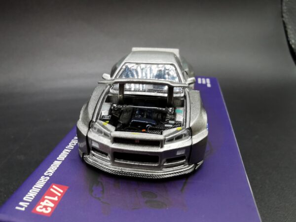 NISSAN SKYLINE GT-R R34 KAIDO WORKS SHINJUKU V1 GREY MINI GT 1/64 EME – Image 8