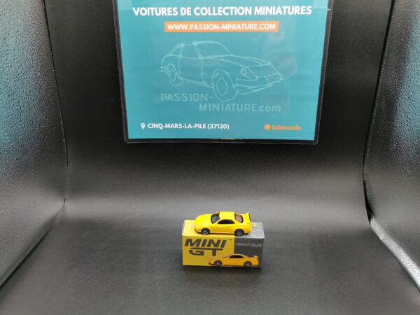 NISSAN SKYLINE GT-R R34 V-SPEC LIGHTING YELLOW MINI GT 1/64 EME – Image 2