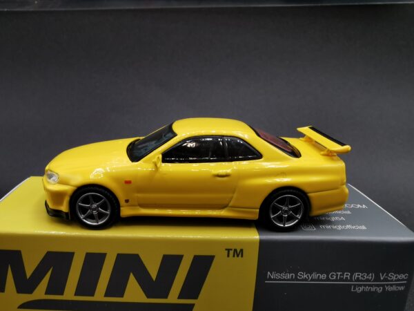 NISSAN SKYLINE GT-R R34 V-SPEC LIGHTING YELLOW MINI GT 1/64 EME