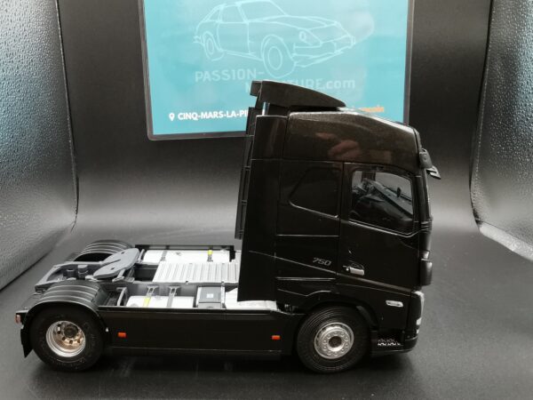 VOLVO FH16 GLOBETROTTER XL BLACK 2022 SOLIDO 1/24 EME – Image 18