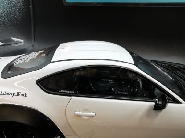 TOYOTA GR86 WITH LBWK BODYKIT PEARL WHITE 2024 SOLIDO 1/18 EME – Image 8