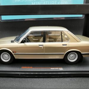 BMW 520I E28 1987 BAHAMAS IXO 1/18 EME
